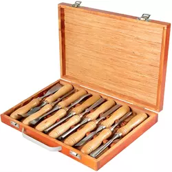 3 Un set di scalpelli e strumenti per intaglio del legno a martello